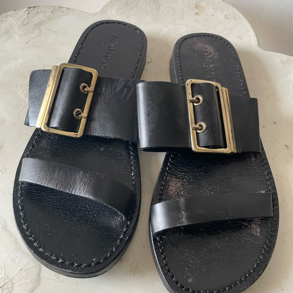 💥FINAL MARKDOWN💥⭐️Black Leather Sandals with Gold Buckles - Picture 1 of 3